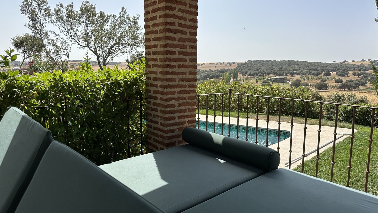 Piscina de La Quintina con vistas panorámicas al campo en San Pelayo de Guareña, Salamanca.